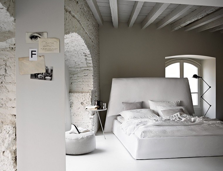 muro di mattoni della camera da letto dal design contemporaneo