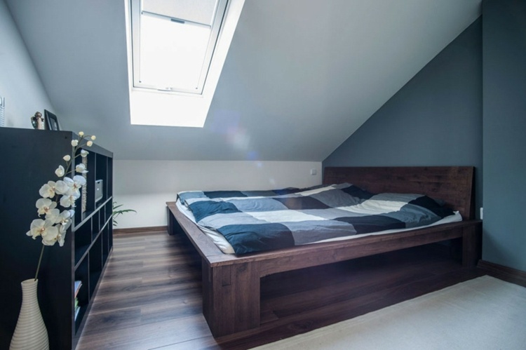 spavaća soba s drvenim krevetom