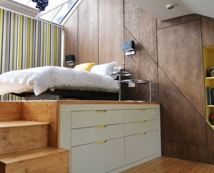 spavaća soba u potkrovlju s drvenom platformom