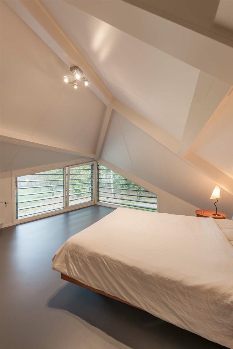 spavaća soba pod krovom minimalistički deko