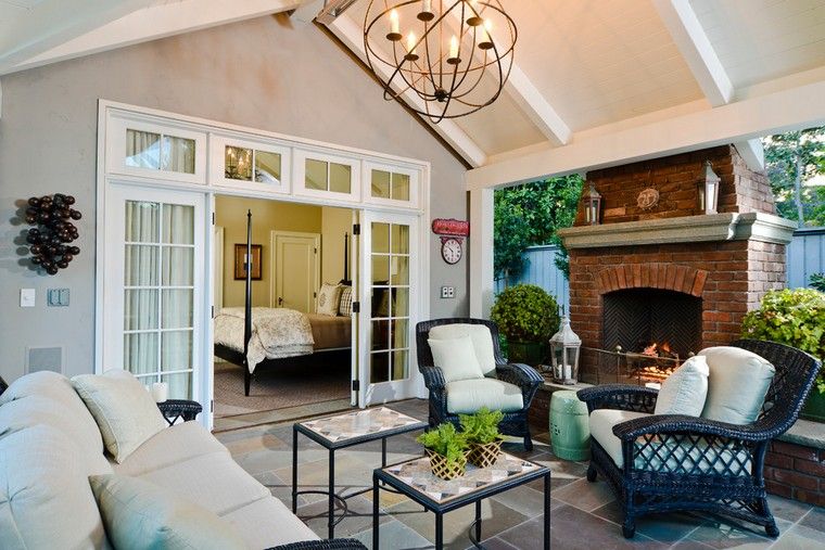 idee-balcone-esterno-camino-mattoni