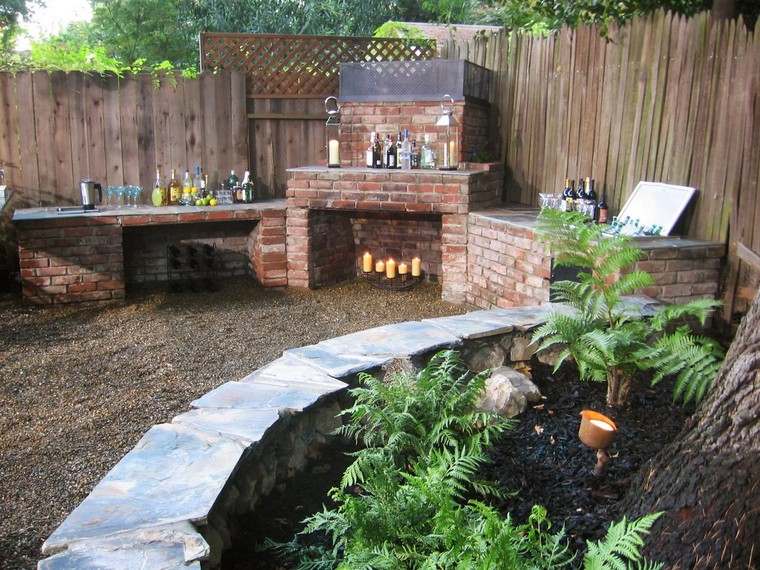 idee-deco-giardino-camino-mattoni-esterno