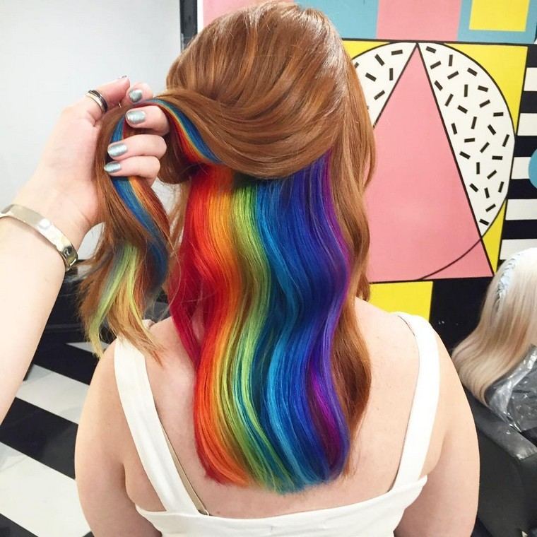 Idea colorazione arcobaleno capelli lunghi donna
