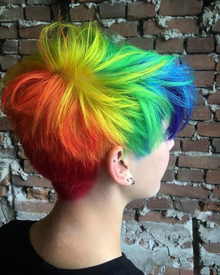 Idea per colorare i capelli corti della donna dei capelli arcobaleno