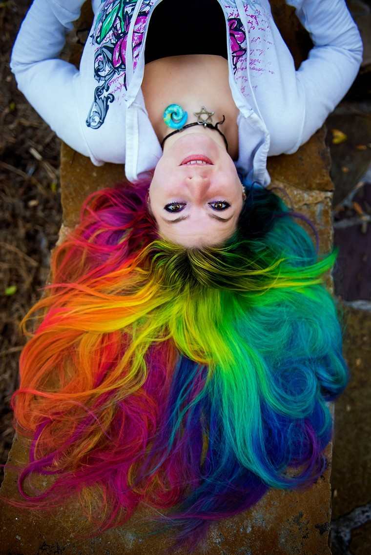 Colorazione dei capelli arcobaleno capelli lunghi donna originale