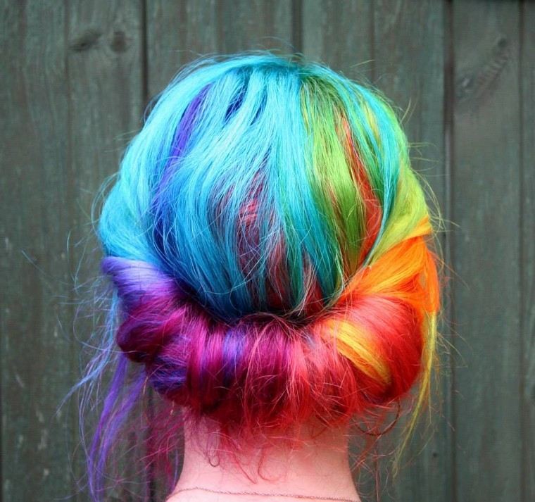 Idea capelli arcobaleno colorare treccia donna