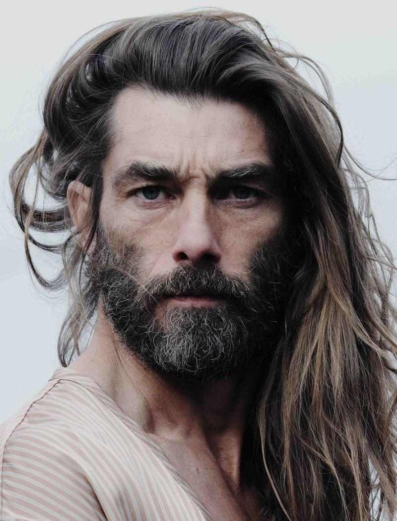 duga kosa muška trendovska frizura muška brada izgled
