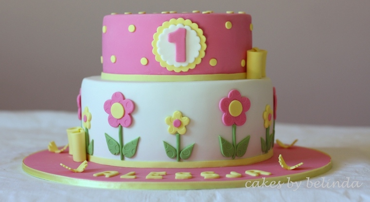 花と女の子のためのケーキ