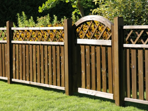 vartų ažūrinė medinė sodo tvora