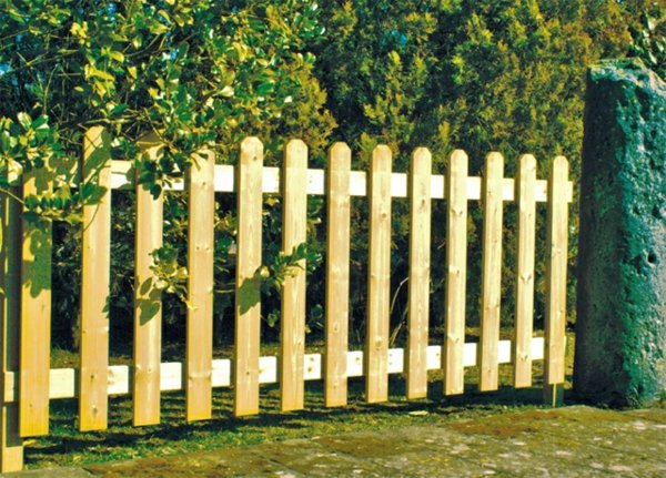 低い木製の柵