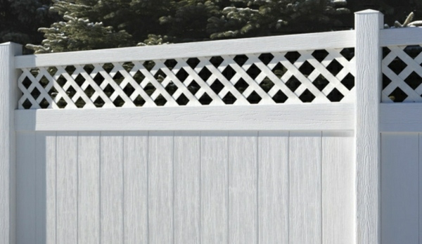 透かし彫りの白い庭の柵