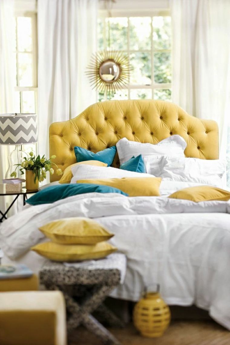 arredamento della camera da letto della testiera del letto in tessuto trapuntato giallo