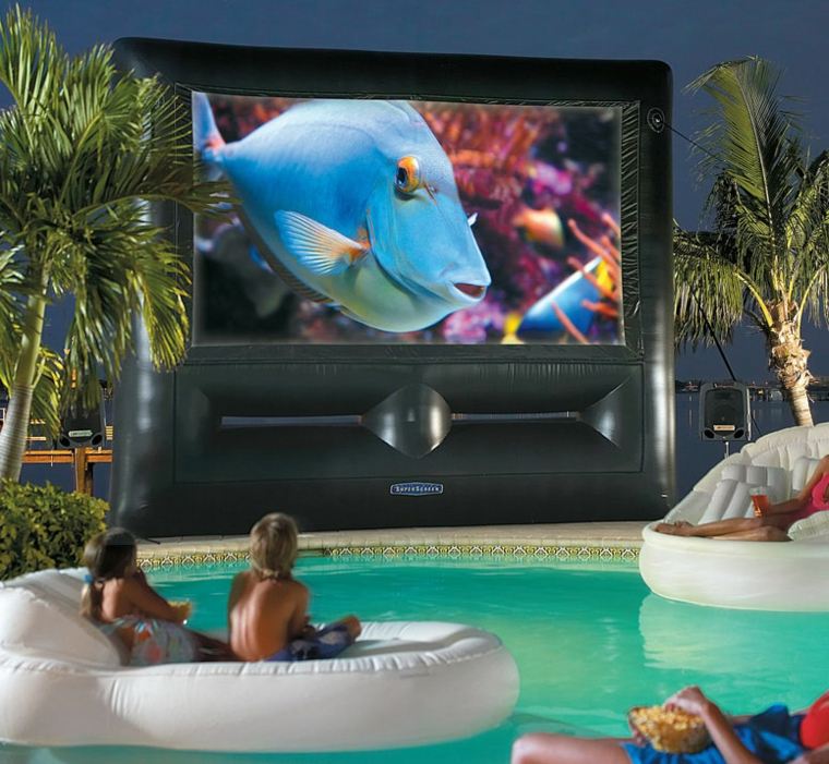 szabadtéri mozi úszómedence kert felfújható képernyő