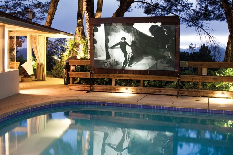 kino na otvorenom na kućnoj terasi ideja za bazen