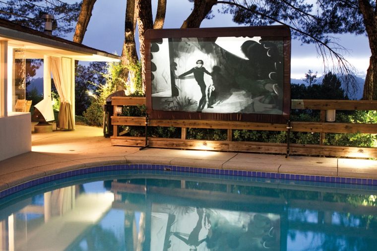 cinema all'aperto a casa terrazza piscina idea