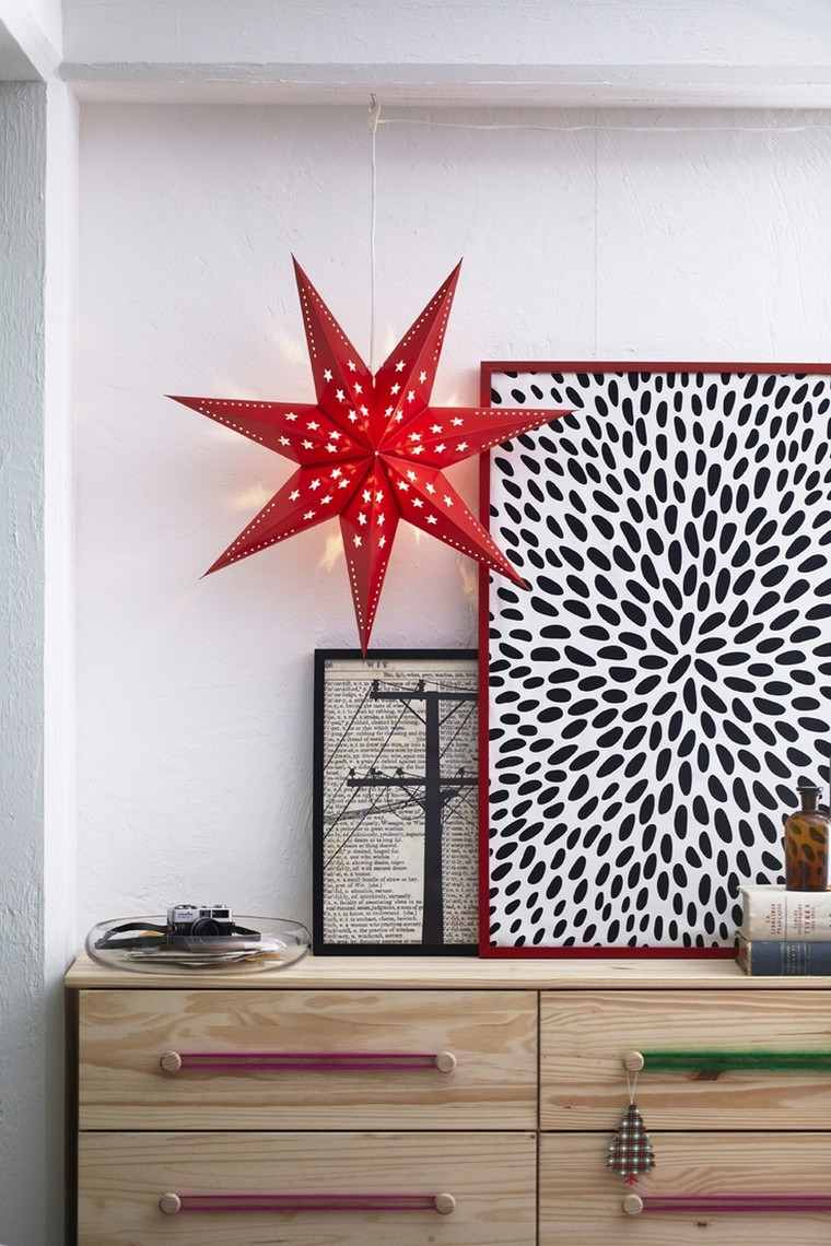 Idea d'ingresso decorativa in carta con stelle luminose natalizie