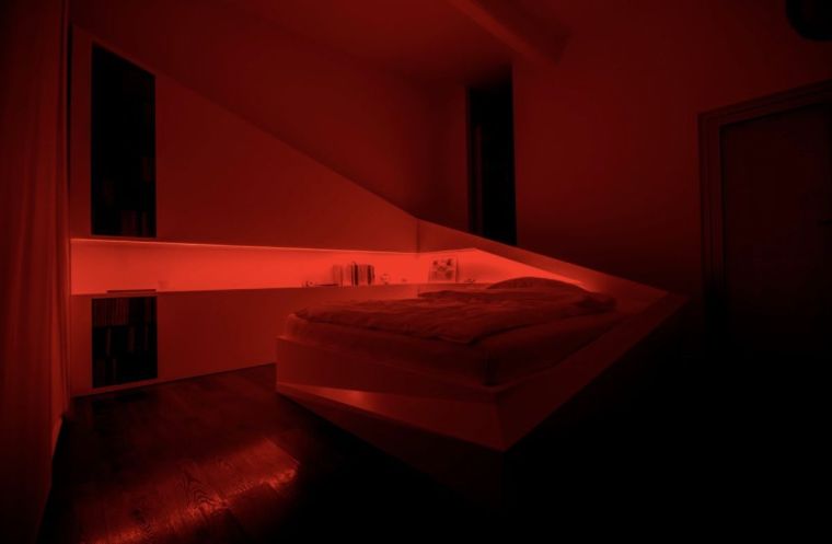 lampada a led rossa ambiente camera da letto in stile moderno