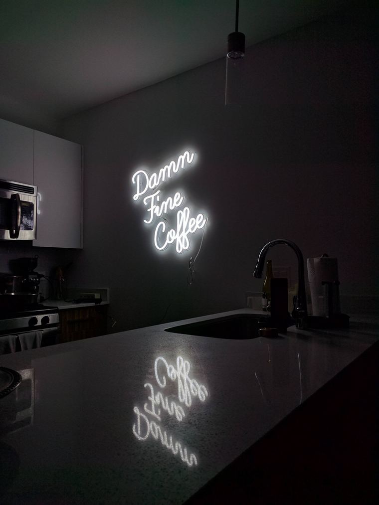 cucina di colore bianco neon