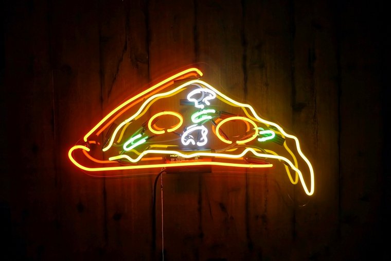 decorazioni al neon per pizza party