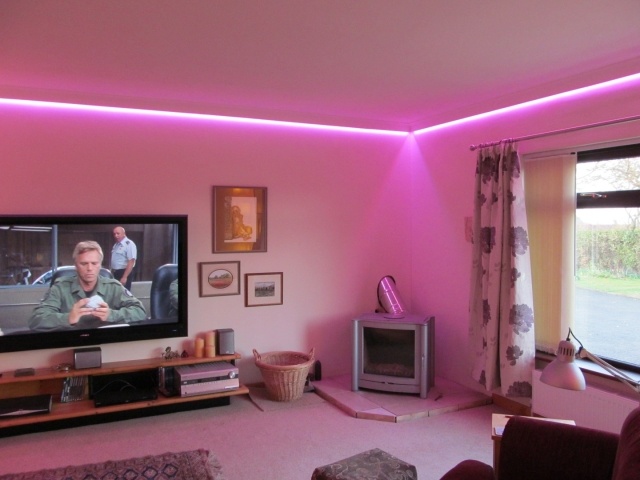 illuminazione-soggiorno-idea-originale-illuminazione-a-led-rosa