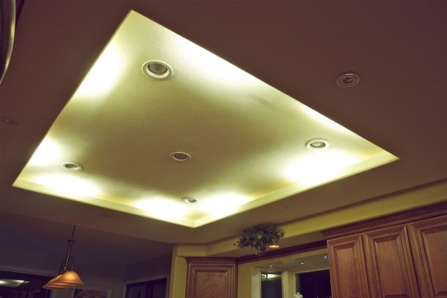 illuminazione-soggiorno-idea-originale-lampada-pavimento-soffitto