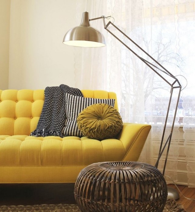 rasvjeta-dnevni boravak-izvorna-ideja-podna lampa-sofa-žuta