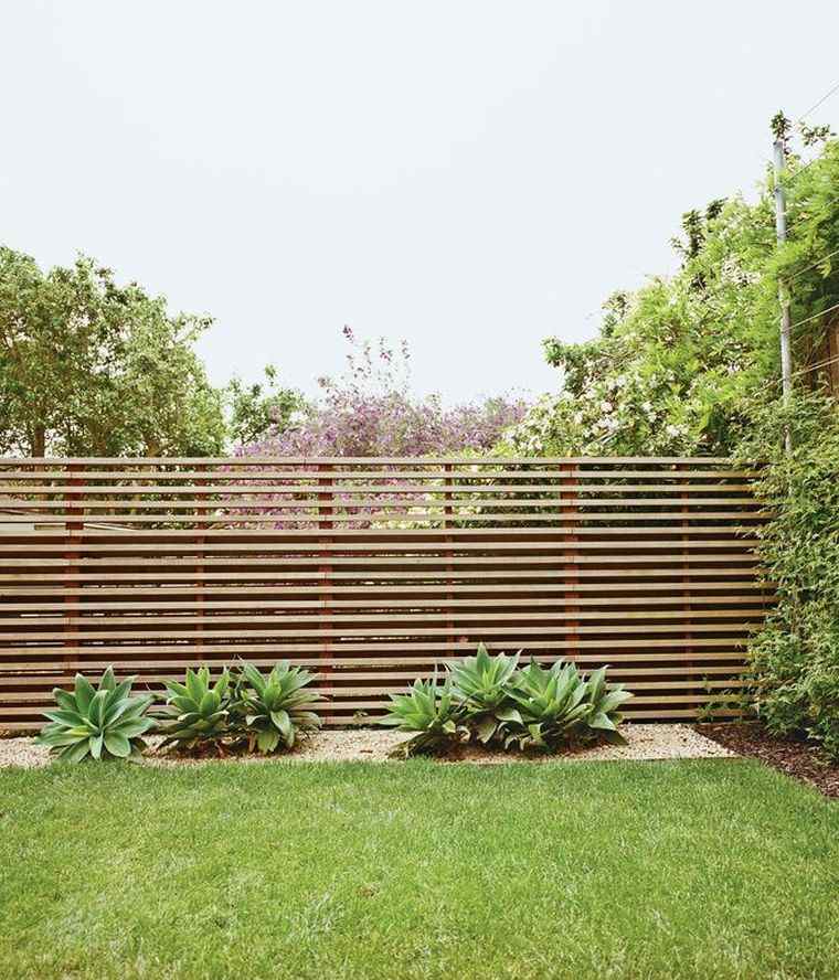 moderna recinzione da giardino in legno
