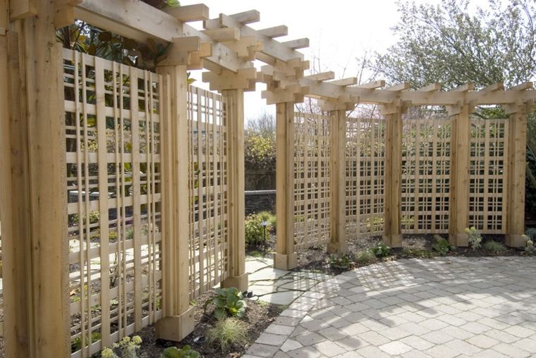 庭の柵の装飾的な木製の柵