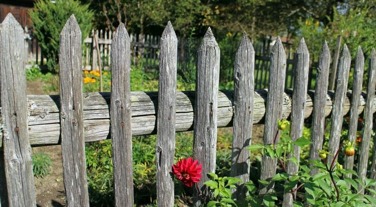 木製の庭の柵の独創的なアイデア