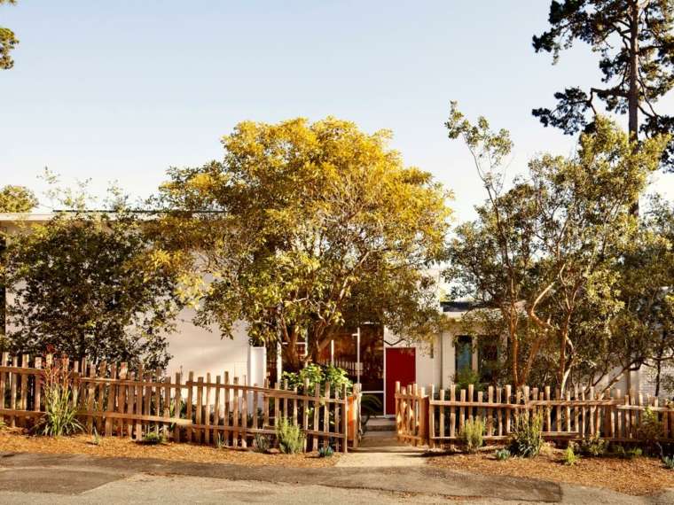 木製の庭の柵の伝統的な家のアイデア