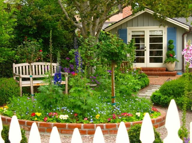 bijela drvena vrtna ograda mala vrtna kućica sigurnosna vrtna ograda