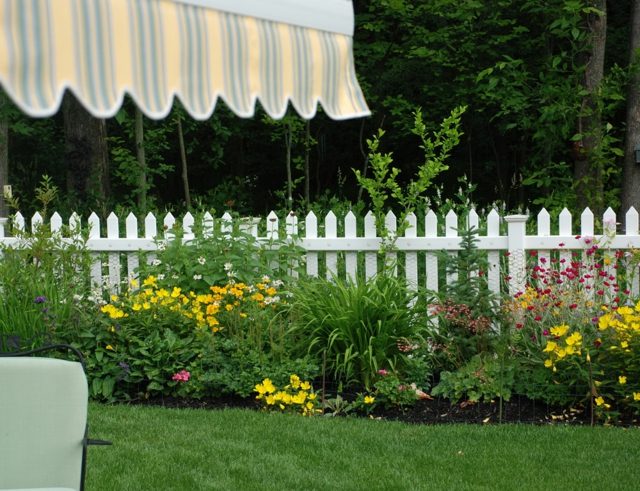 jednostavna klasična vrtna ograda od bijelog drva poluvisinska vegetacija