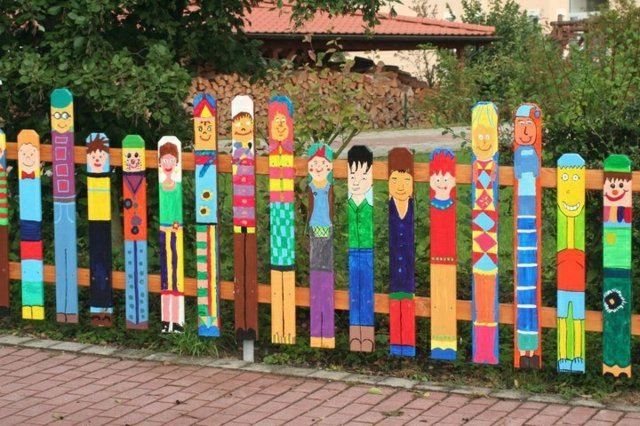 ideja ograda vrtna ograda drvo dijete smiješni šareni likovi