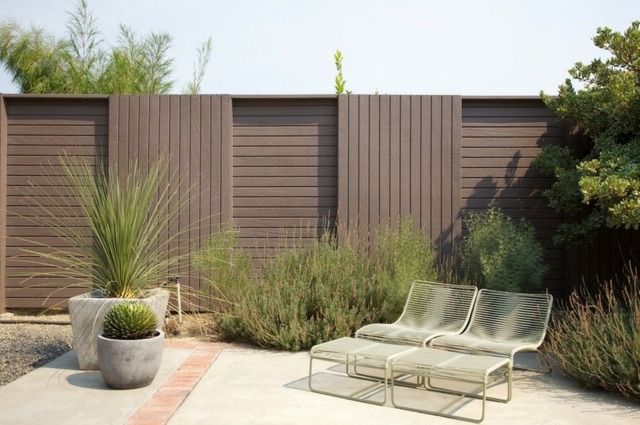 drvena ograda vrtna kuća vanjski prostor metalna ležaljka biljka