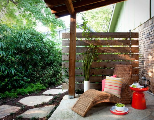 drvena vrtna ograda tkani smolni jastuci stolić za kavu crveni stolni stol