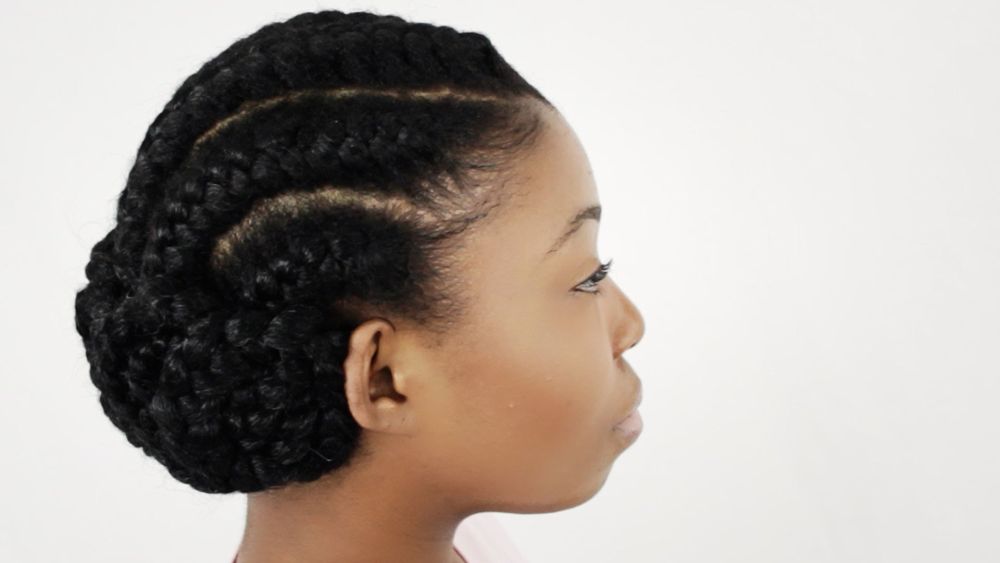 modern frizura középhosszú haj modern stílusú afro nő