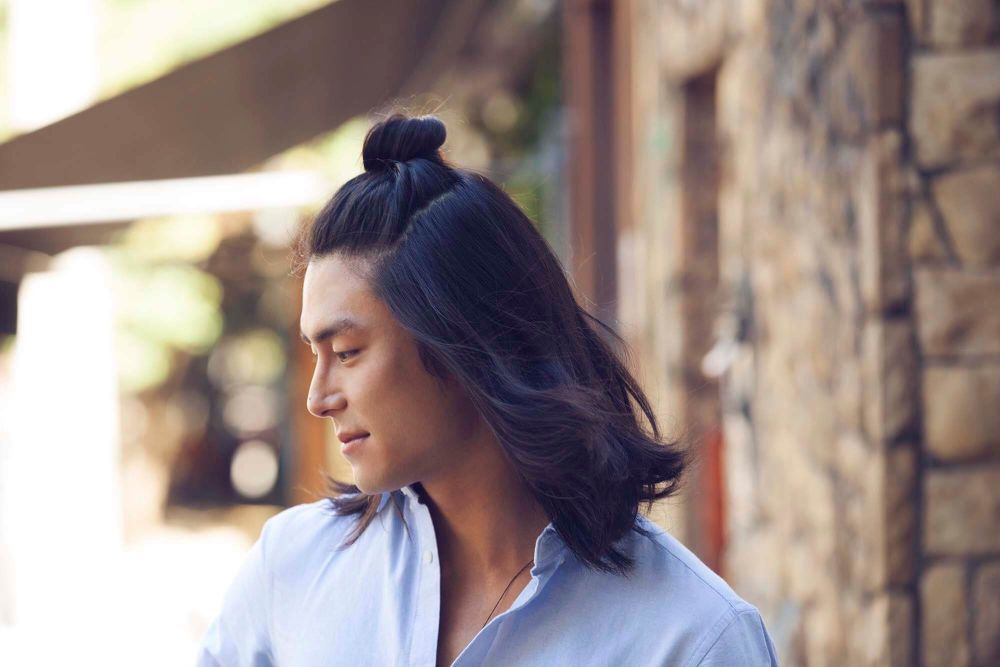 20 -as évek frizura hosszú haj egzotikus ázsiai férfi