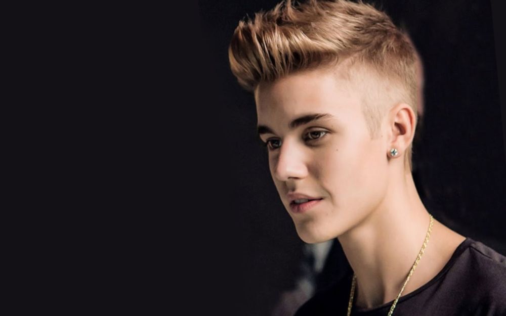 20 -as évek frizura hosszú hajú férfi Justin Bieber kakas