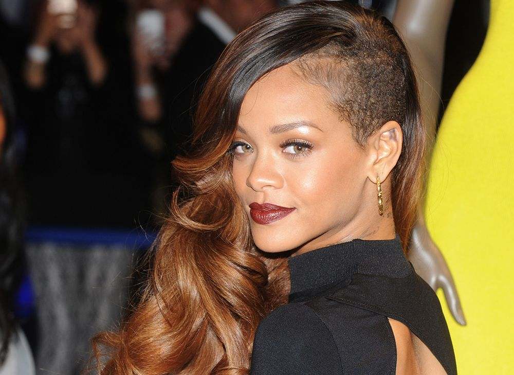 Acconciatura anni '20 capelli lunghi rihanna rasata