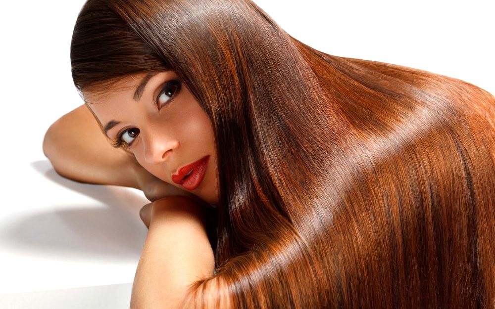 nő modern stílusú frizura egyszerű romantikus klasszikus méz szín