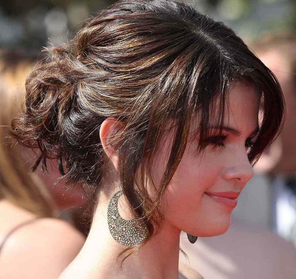 Acconciatura anni '20 capelli lunghi selena gomes