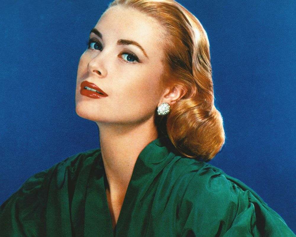 Acconciatura anni '50 grace kelly capelli biondi mezzo lunghi