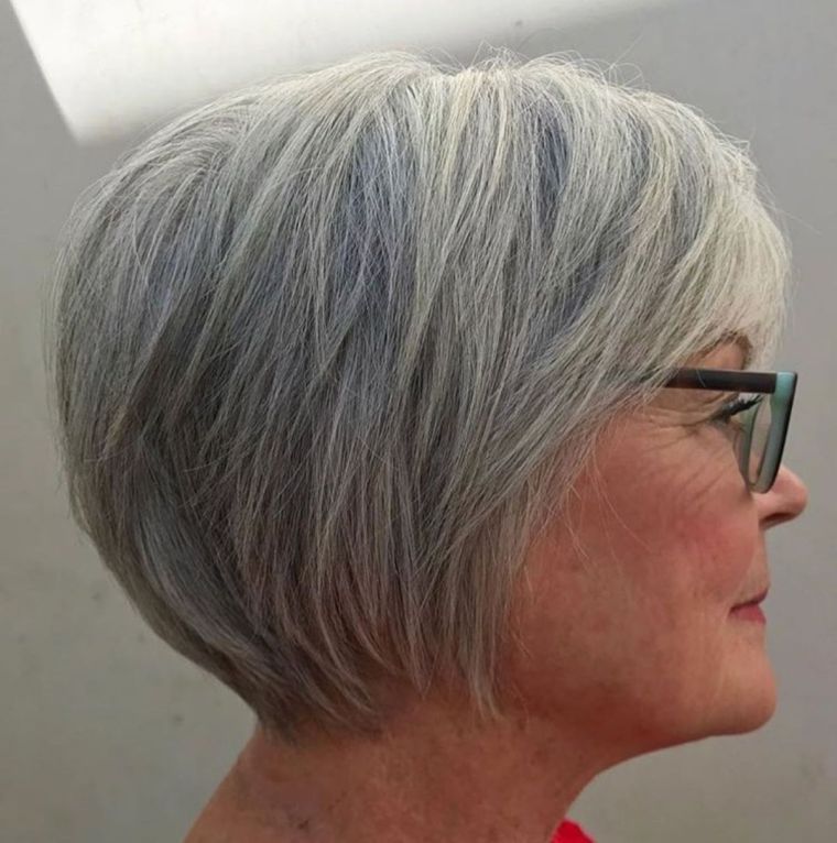塩コショウ60歳の女性のヘアカットのアイデア