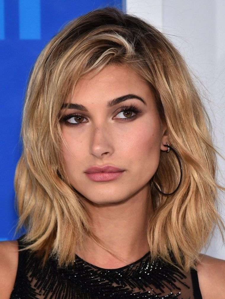 Hailey Bieber modern frizurája