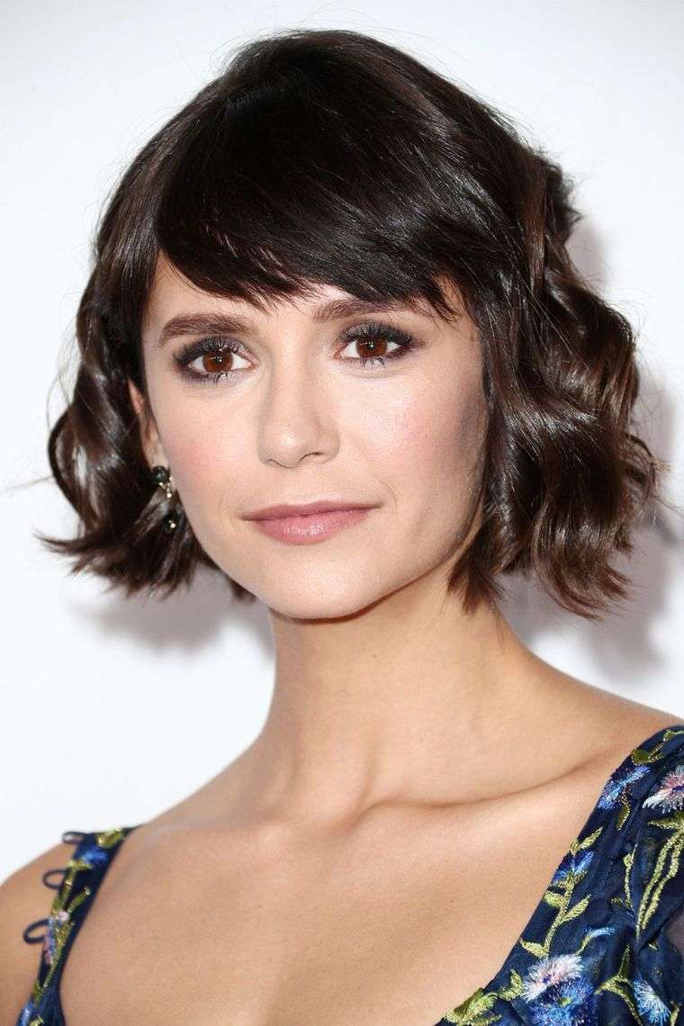 idea di taglio di capelli facile Nina Dobrev