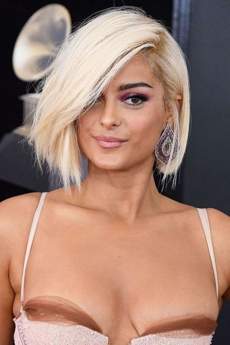 divatos nő vágott Bebe Rexha