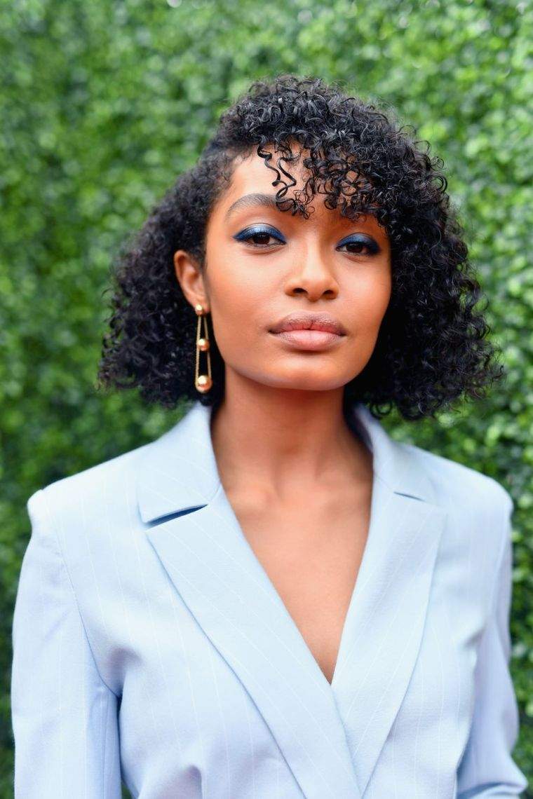 acconciatura con frangia estiva Yara Shahidi