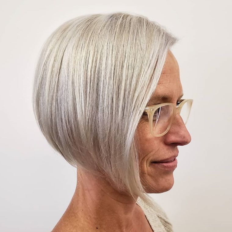 50 metų moters šukuosena