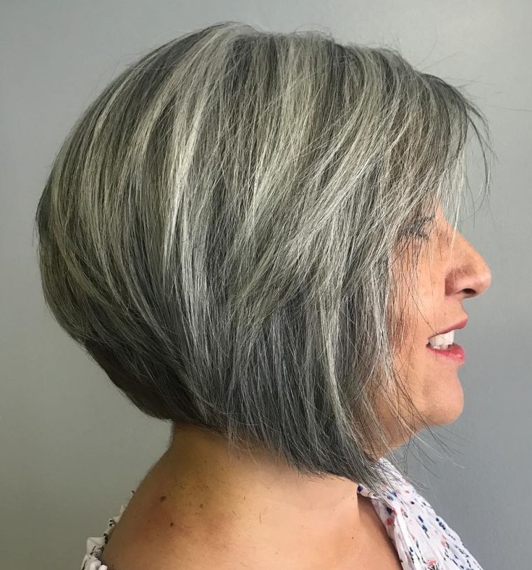 šukuosena moteris 50 metų tiesūs plaukai