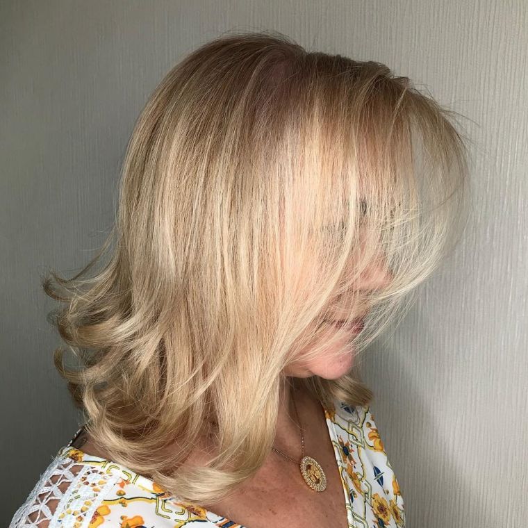 50 metų moters šukuosena vidutiniams plaukams